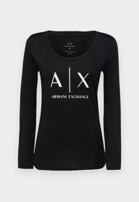 Zwarte langharige shirt gemaakt van katoen; heeft een ronde hals. Centraal witte grafische tekst "A|X ARMANI EXCHANGE" prominent gedrukt.