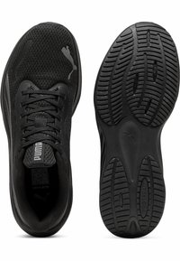 Zapatillas de atletismo negras con parte superior de malla, cordones texturizados y suela de goma con un patrón de piso. Logo de PUMA en el costado y en la lengüeta.
