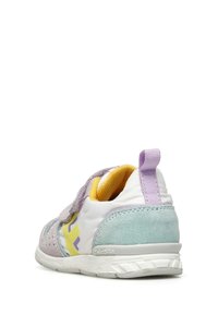 Sneaker per bambini in viola, bianco e blu pastello. Presenta materiali in suede e mesh, strap in Velcro e suola texturizzata. Forma arrotondata.