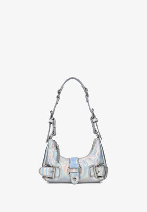 Iridescent zilveren handtas met een gebogen vorm, dubbele sluitingen en een korte strap. Voorzien van zilveren hardware en een ritsvak.