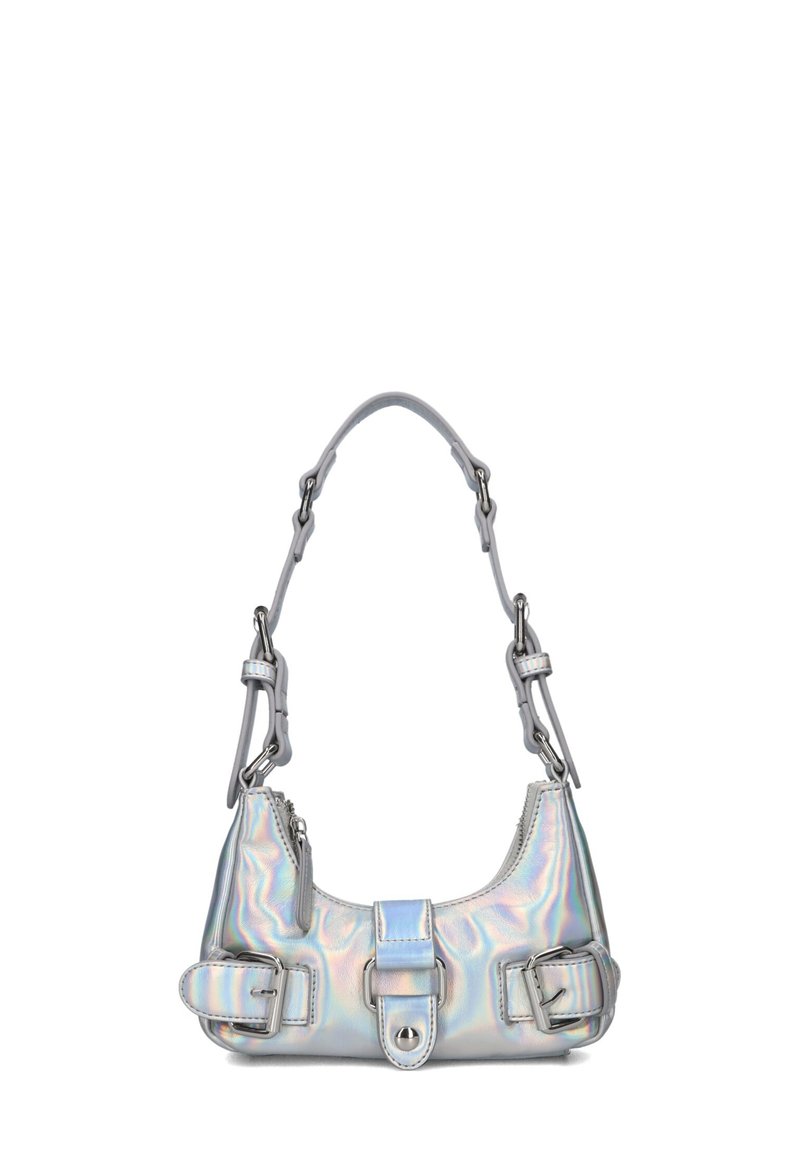 Iridescent zilveren handtas met een gebogen vorm, dubbele sluitingen en een korte strap. Voorzien van zilveren hardware en een ritsvak.