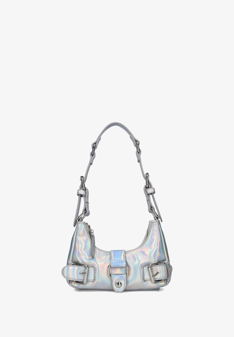 Irideszente silberne Handtasche mit kurvenförmiger Form, zwei Schnallen und einem kurzen Tragegurt. Verfügt über silberne Beschläge und ein mit Reißverschluss versehenes Fach.