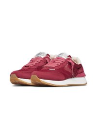 Scarpe sportive rosse in suede e mesh con colletto imbottito, lacci piatti e suola in gomma bianca e color gomma. Presenta un logo sulla linguetta.