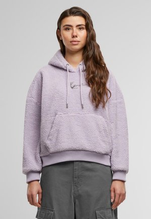 Lilac fleece hettegenser med teksturert finish, justerbar snor, frontlomme og ribbede mansjetter og kant. Har subtil merkevare på brystet.