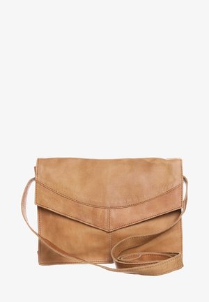 Tan läderkuvertstil crossbody-väska med lång rem, som har en slät textur och en geometrisk lockdesign.
