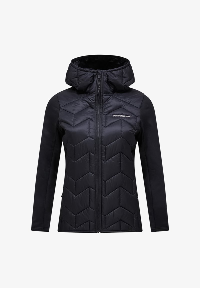 Zwarte geïsoleerde jas met doorgestikt chevronpatroon, volledige ritssluiting aan de voorkant, aangehechte capuchon en "Peak Performance"-logo op de borst.