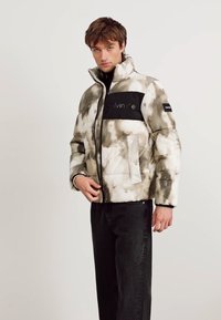 Calvin Klein CRINKLE JACKET - Zimní bunda - camo