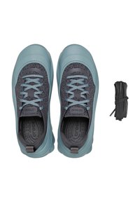Graue und blaue Sportschuhe mit strukturierten Obermaterialien, gepolsterten Sohlen und verstellbaren Schnürsenkeln. Enthält ein zusätzliches Paar schwarzer Schnürsenkel.