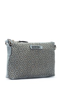Bolso de cuero azul claro con un intrincado patrón de flores recortadas, herrajes en tono dorado y una etiqueta de marca negra en el frente. Cierre de cremallera.