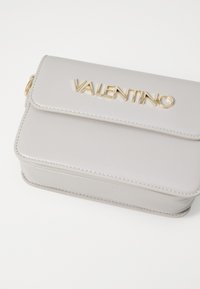 Valentino Bags NAMMOS - Soma ar siksnu pāri ķermenim - ghiaccio