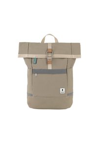 Sac à dos roulé beige en tissu résistant, avec une boucle en argent, des accents en cuir beige et une bande réfléchissante sur la poche avant.