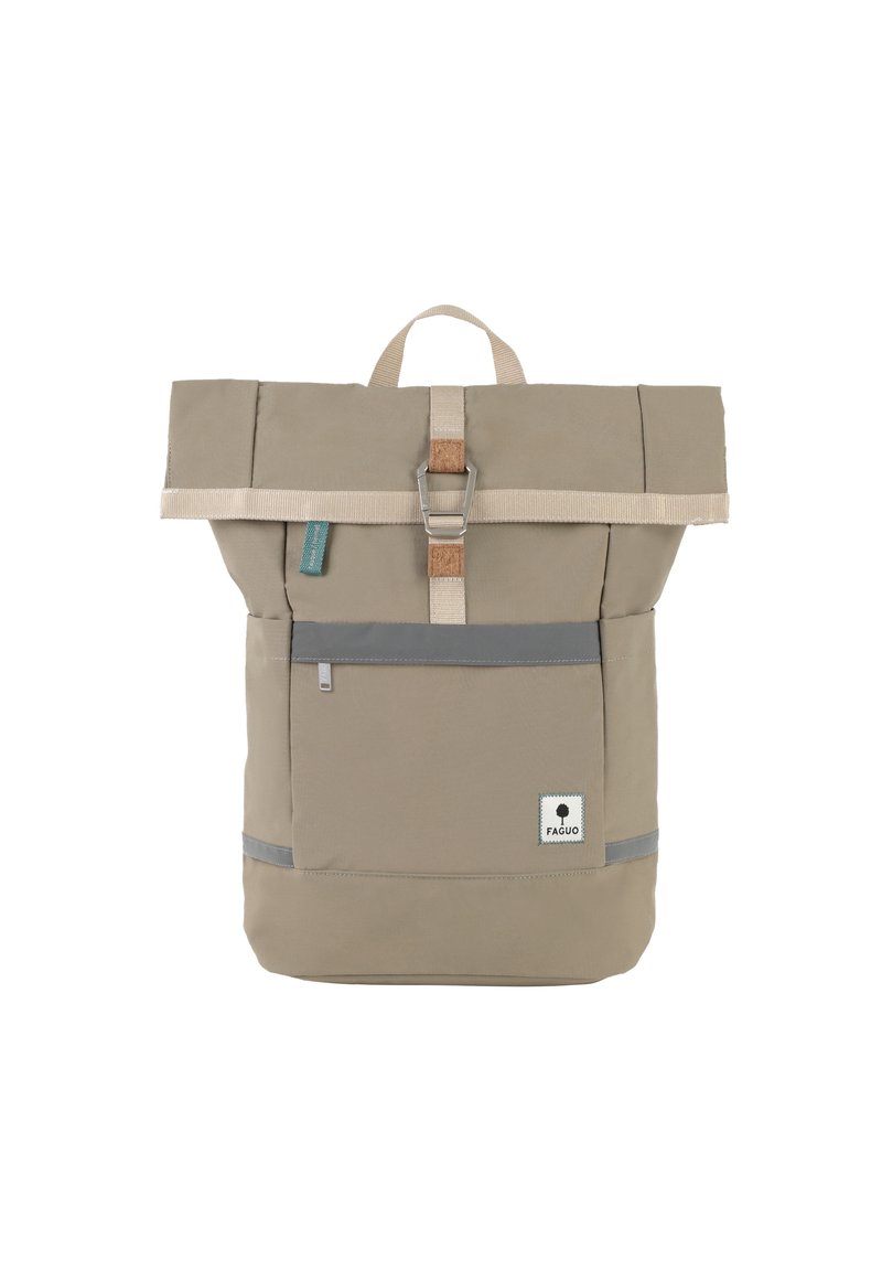 Sac à dos roulé beige en tissu résistant, avec une boucle en argent, des accents en cuir beige et une bande réfléchissante sur la poche avant.