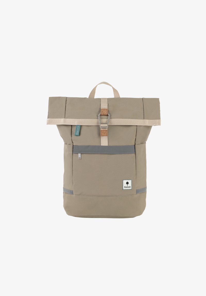 Sac à dos roulé beige en tissu résistant, avec une boucle en argent, des accents en cuir beige et une bande réfléchissante sur la poche avant.