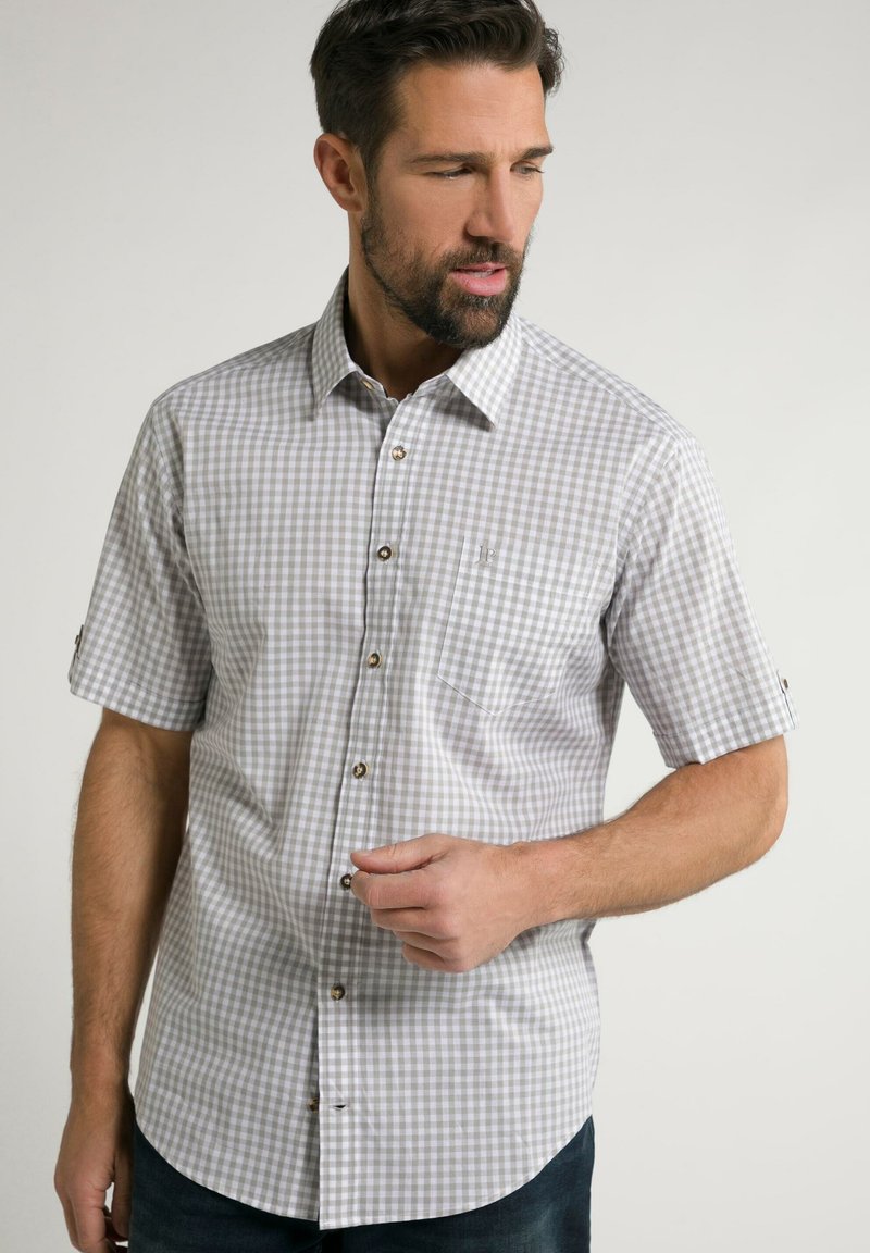 Chemise à manches courtes enlignée gris clair et blanc, avec un col boutonné, une poche poitrine et des boutons marron. Tissu durable.