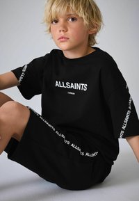 Schwarzes Baumwoll-T-Shirt und Shorts-Set mit weißem "ALLSAINTS"-Schriftzug und Logo. Lockerer Schnitt, kurze Ärmel und weiche Textur.