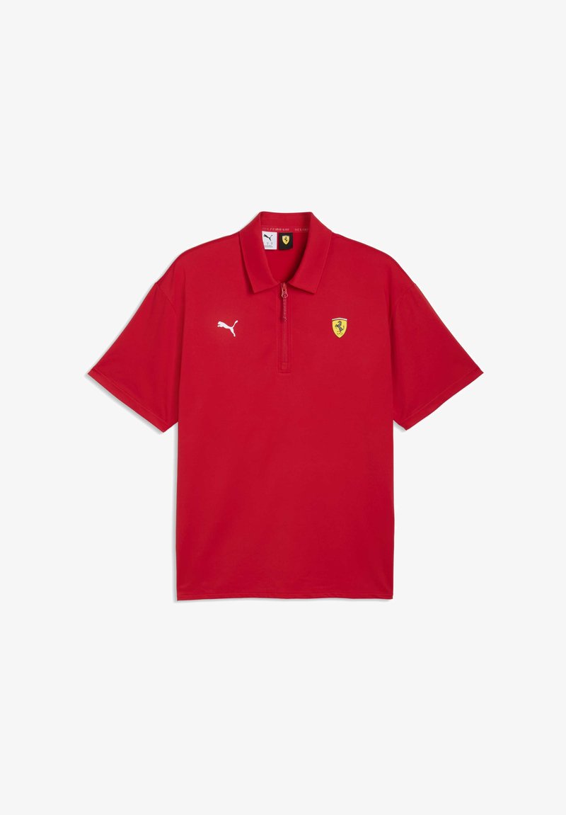 Polo rouge en tissu lisse, avec un col zippé, logo Puma blanc et emblème Ferrari jaune. Manches courtes et coupe décontractée.