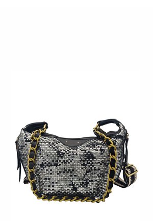 Sac à main tissé en argent et noir avec une surface texturée, agrémenté d'accents en chaîne dorée et d'une bandoulière amovible. Fermeture à glissière en haut.