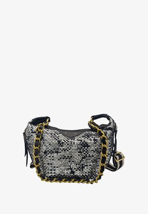 Sac à main tissé en argent et noir avec une surface texturée, agrémenté d'accents en chaîne dorée et d'une bandoulière amovible. Fermeture à glissière en haut.