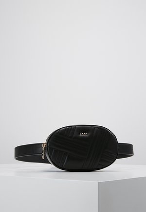 Bolso cinturón ovalado negro de cuero acolchado con logo y cremallera dorados de DKNY, exhibido sobre un pedestal blanco contra un fondo gris.