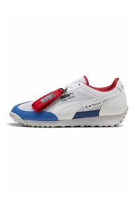 Puma Easy Rider Sneaker in Weiß, Blau und Rot. Besteht aus Leder- und Mesh-Materialien, hat eine geriffelte Sohle und ein rotes Etikett mit Markendetails.
