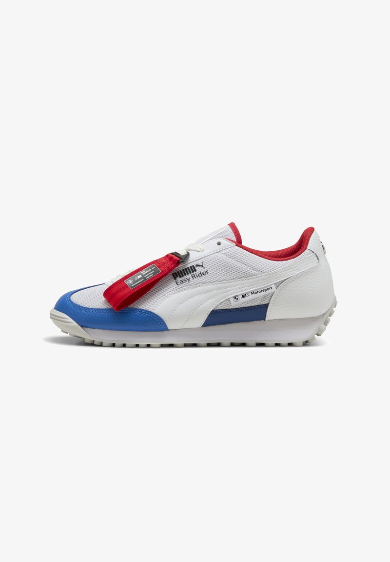 Sneakers Puma Easy Rider w kolorze białym, niebieskim i czerwonym. Posiadają skórzane i siateczkowe materiały, żłobioną podeszwę oraz czerwoną metkę z detalami marki.