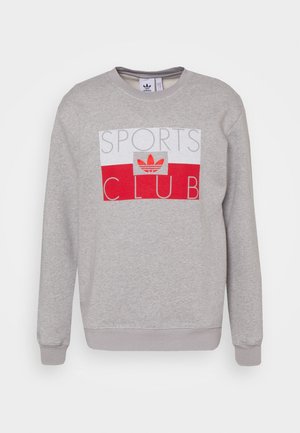 Grå Adidas sweatshirt med rødt og hvidt "SPORTS CLUB" tekst og trefoil-logo på brystet, rund hals og lange ærmer.