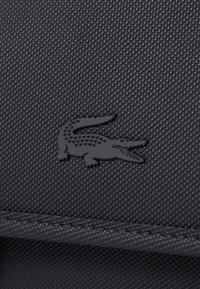 Lacoste CROSSOVER BAG CLASSIC - Skulderveske - noir