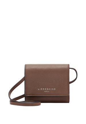 Borsa a tracolla in pelle marrone con finitura testurizzata, dotata di chiusura a patta e logo in rilievo argento. Include una tracolla staccabile.