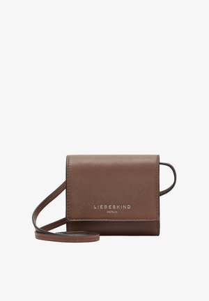 Borsa a tracolla in pelle marrone con finitura testurizzata, dotata di chiusura a patta e logo in rilievo argento. Include una tracolla staccabile.