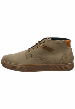 Braune Wildleder High-Top-Schuhe mit braunen Schnürsenkeln, Gummisohle und Lederakzenten. Sie verfügen über eine glatte Textur und ein rundes Zedesign.