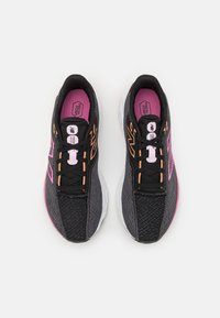 Zapatillas deportivas negras con detalles en rosa y naranja, que cuentan con una parte superior de malla, puntera redonda y suela texturizada. Cuerdas y logotipo de la marca visibles.