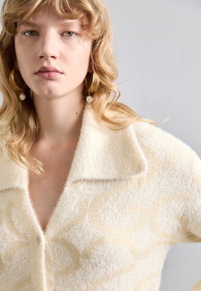Stine Goya LONG SLEEVE CROPPED CARDIGAN FLUFFY MONOGRAM - Cardigan - beige