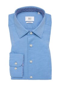 Camicia azzurra slim-fit con bottoni, dotata di un colletto interno a fantasia, taschino sul lato sinistro e bottoni bianchi. Texture morbida.