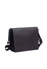 Borsa a tracolla nera in pelle con finitura texturizzata, forma rettangolare, tracolla regolabile e logo discreto nell'angolo in basso a destra.