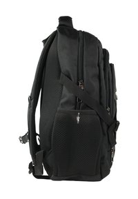 Zwarte rugzak met een mesh-structuur, meerdere met rits gesloten vakken, gevoerde schouderbanden en een zijvak met rode accenten.