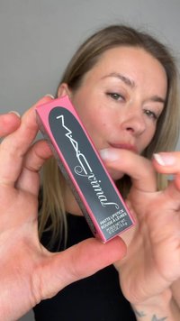 Rouge à lèvres mat MAC dans une boîte en carton rose et noire, présentant des textures à la fois brillantes et mates avec des détails en écriture élégante sur le devant.