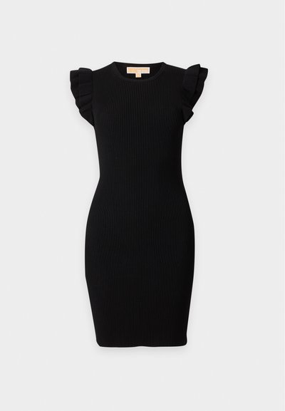 Robe noire côtelée sans manches avec des détails volantés aux épaules et un col rond, présentée sur un fond clair uni.