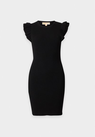 Robe noire côtelée sans manches avec des détails volantés aux épaules et un col rond, présentée sur un fond clair uni.