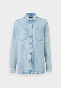 Světle modrá džínová košile na knoflíky s dlouhými rukávy, dvěma náprsními kapsami a klasickým límcem na bílém pozadí.