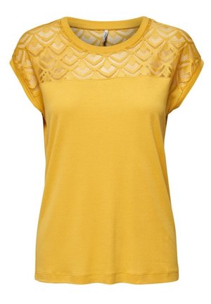 Top amarillo de manga corta con patrón de encaje en los hombros y parte superior del pecho, cuello redondo y ajuste holgado.