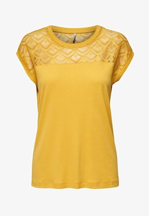Geel shirt met korte mouwen, met een kanten patroon over de schouders en de bovenkant van de borst, een ronde halslijn en een losse pasvorm.