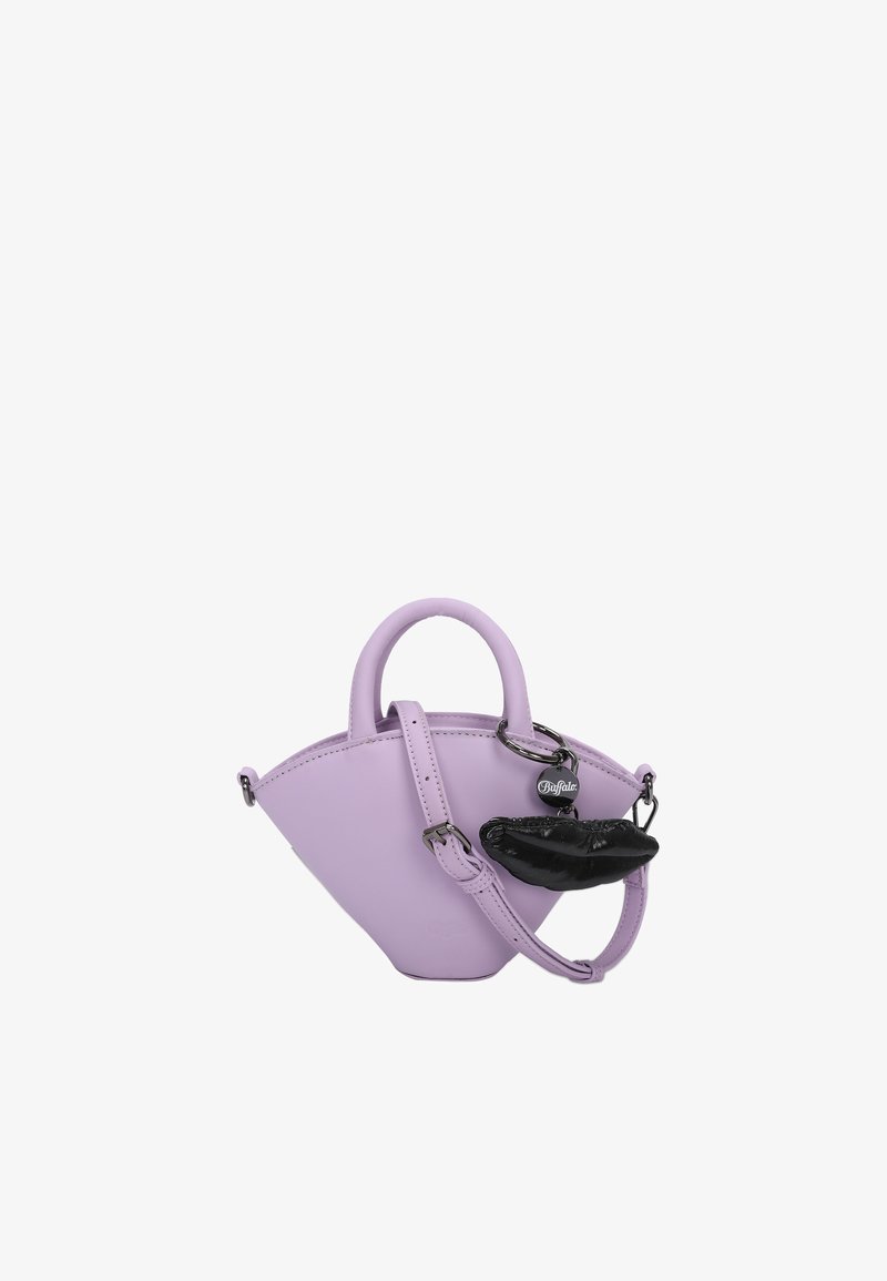 Sac à main en cuir violet de forme triangulaire, avec deux poignées et une pochette noire amovible fixée par une chaîne en métal.