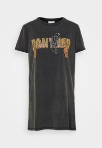 Czarna, oversize t-shirt z okrągłym dekoltem, z grafiką z leopardzim nadrukiem "PANTHER" oraz ilustracją pantery.