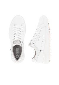 Baskets blanches avec un dessus en cuir lisse, des accents en textile, une semelle en caoutchouc et un design classique à lacets avec des détails perforés.