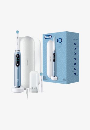 Oral-B iO Series 9 elektrische Zahnbürste mit einem silbernen und weißen Design, Ladebasis, einer Schutzhülle und einer blauen Box mit Symbolen.