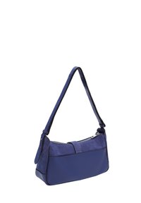 Sac à main bleu avec une partie supérieure en suède et un fond en cuir lisse, doté d'une fermeture zippée et d'une bandoulière ajustable. Forme rectangulaire.