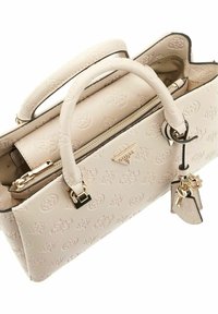 Borsa a mano in ecopelle beige con motivo logo in rilievo, doppio manico superiore, hardware dorato e chiusura con cerniera. Caratterizzata da un portachiavi con charms.