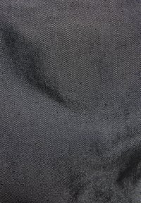 Crni materijal s finim dijagonalnim uzorkom tkanja; glatka tekstura sa blagim sjajem. Suptilne varijacije nijansi vidljive su po cijelom materijalu.