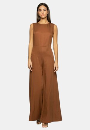 Jumpsuit marrone senza maniche con design a gamba larga, tessuto leggero, superficie liscia e un sottile dettaglio della cucitura frontale.