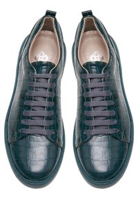 Zielone sneakersy z ekologicznej skóry o fakturze krokodyla, z szarymi sznurowadłami i zaokrąglonym noskiem. Dyskretne logo na wkładce.